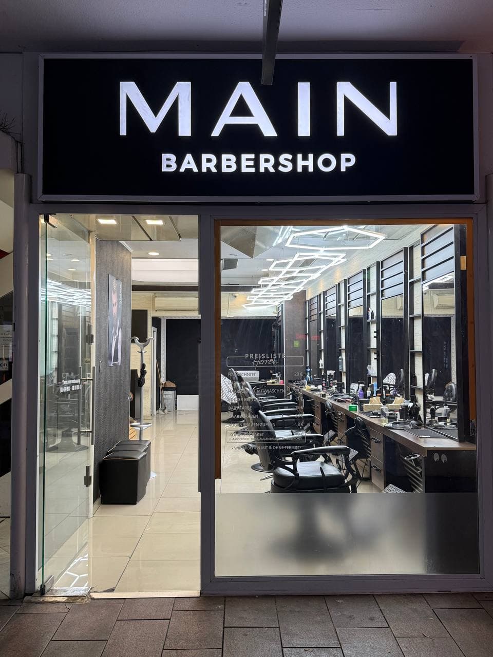 Ladenfront des Main Barbershop in der Bahnhofstraße